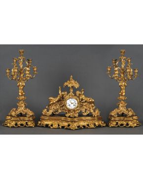 1080-Reloj en bronce dorado con guarnición de candelabros de siete luces. 2ª mitad s. XIX.