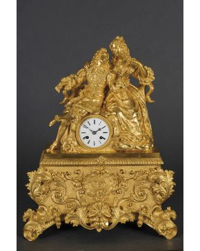 1044-Reloj de sobremesa en bronce dorado. Francia. s. XIX.