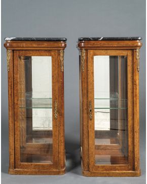 833-Elegante pareja de vitrinas inglesas en madera de raíz. s. XIX. 