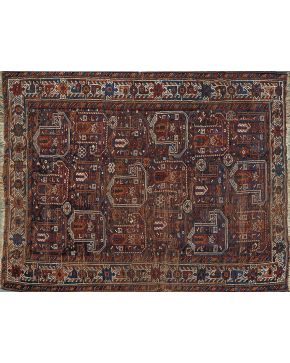 918-Antigua alfombra anudada a mano por las tribus nómadas del kurdistán iraní. Hacía 1870. Pieza de colección.