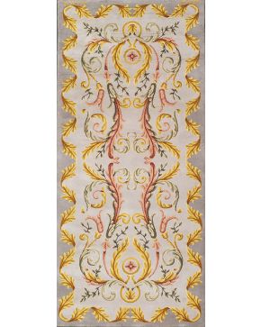 795-Alfombra en lana de nudo español con marcas M. Stuyck. Madrid. 1999. Decoración de motivos vegetales con tonos rosas. dorados y verdes sobre campo ros