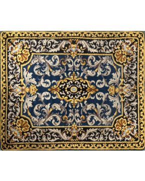790-Lote de dos alfombras en lana de nudo español; una con decoración de cardinas en gris sobre campo azul marino y negro en el perímetro. con veneras en 