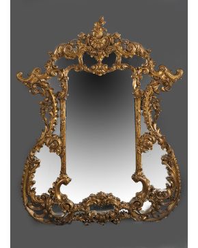 721-Espejo neobarroco en madera tallada y dorada con decoración de rocalla y elementos vegetales. s. XIX.