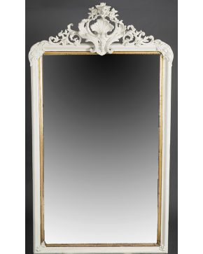 1219-Gran espejo en madera pintada en branco con copete tallado.