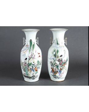 911-Pareja de jarrones chinos en porcelana esmaltada con decoración de escenas cotidianas.