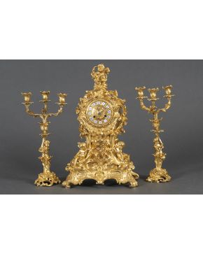 1073-Reloj francés con guarnición en bronce dorado. estilo Luis XV.