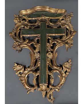 1013-Marco de crucifijo con doselete estilo rococó. s. XIX.