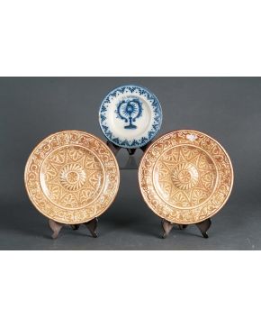 943-Pareja de platos de reflejo metálico en cerámica de Manises. c. 1900.