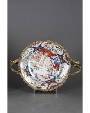 1179-Centro de mesa compuesto por plato en porcelana china. s. XIX con montura francesa en bronce dorado.