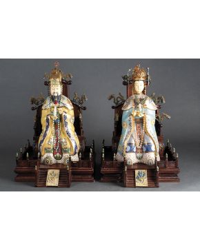 912-Pareja de emperadores chinos en metal con esmalte cloissoné.