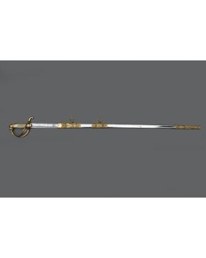 696-Espada o sable recto español de oficial de Caballería muy lujoso y perfectamente conservado. Lleva pomo en cabeza de león y puño gallonado en marfil. 