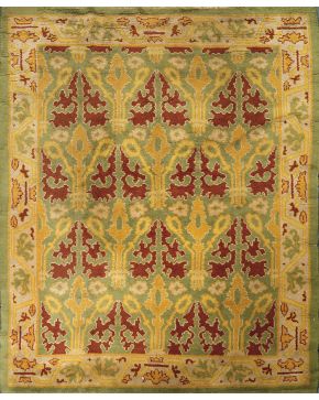 740-Alfombra en lana tipo Cuenca sobre campo verde y motivos decorativos en dorado y granate. Desgastes.