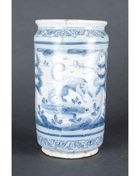 712-Gran albarelo en cerámica de Talavera de la Reina. c. 1735-1760.