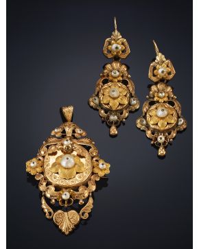 290-ADEREZO S.XIX COMPUESTO POR PENDIENTES Y BROCHE COLGANTE. Diseño en oro amarillo grabado de flores y remates de perlitas.