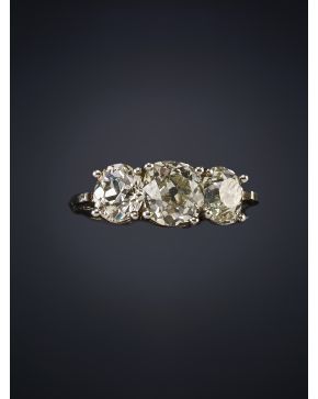 802-ANTIGUO TRESILLO DE BRILLANTES TALLA ANTIGUA. sobre montura de oro blanco de 18 k. Peso total de los brillantes: 5.95 ct.aprox.