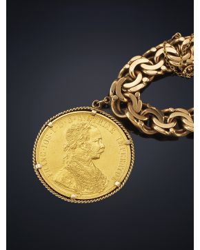823-PULSERA. AÑOS 70. ESLABONES BARBADOS DE ORO ROSA DE 18K CON MONEDA de 4 ducados austríacos. 1915. en oro amarillo.