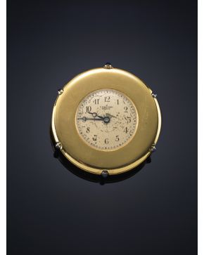 835-CARTIER CIRCA 1920 Nº 3598/1893 .Pieza de colección punzaonada. Reloj de bolsillo extra plano.Caja en oro amarillo liso con seis cabujones de zafiro