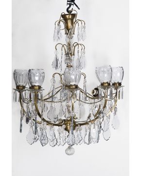 1161-Moderna lámpara de techo de ocho luces en bronce dorado. cristal moldeado y decoración de pandelocas. flores y esfera central colgante.