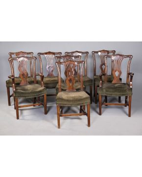 574-Sillería estilo Chippendale. s. XIX. en madera de nogal con respaldo calado tipo lira. Compuesta por dos sillones y seis sillas. Altura: 95 cm. 