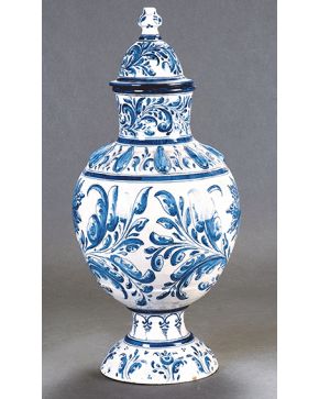954-Jarrón con tapa en cerámica de Talavera-Ruiz de Luna. Decoración esmaltada blanca y azul con motivos vegetales y flores. Gallones. Marcas en la base. 