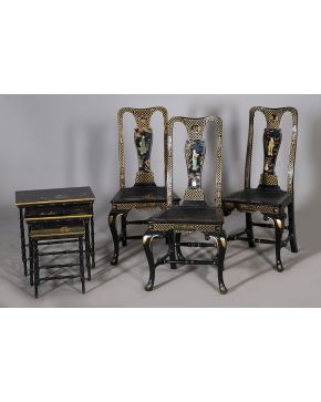 417-Juego de tres sillas estilo oriental en madera lacada en negro con decoraciones en dorado y representación de personajes en las palas.  Asientos de re