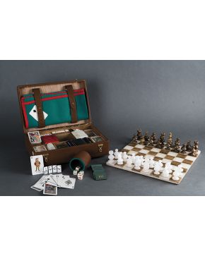 1201-Antigua caja de juegos española con dominó. cuatro barajas. dados. fichas. cubilete y tapete. En su estuche de cuero marrón.