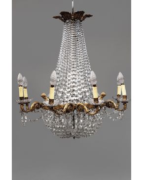 700-Lámpara estilo Imperio en bronce dorado y cristal. Brazos dobles en forma de tornapunta y angelitos de medio cuerpo. Platitos y cuentas en cristal tal