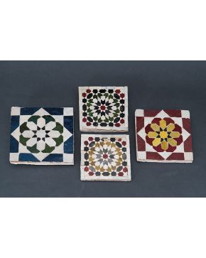 1046-Juego de 4 azulejos en refinada labor de alicatado. Granada. s. XX.