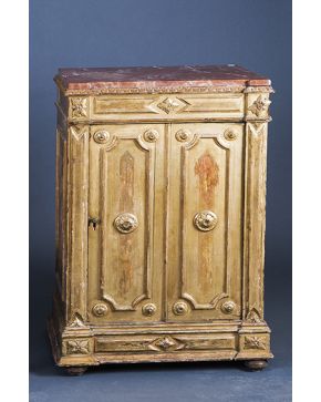 692-Mueble aparador en madera tallada y dorada con tapa de mármol rosa veteado.