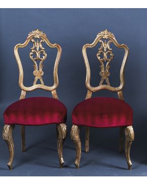 691-Pareja de sillas en madera tallada y dorada con pala calada. s. XIX.