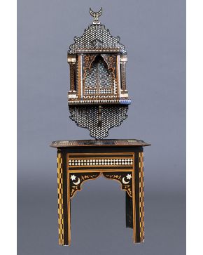 423-Juego formado por hornacina y mesita estilo árabe en madera pintada con incrustaciones de nácar y marquetería.