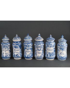 1083-Lote de 6 albarelos en cerámica esmaltada de Muel. Decoración en blanco y azul con cartelas centrales e inscripciones. Con marcas. Algún piquete.
