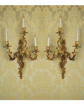 742-Pareja de apliques de pared de tres luces. estilo Luis XV. S. XIX.
