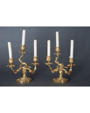 769-Pareja de candelabros de tres luces en bronce dorado. estilo Luis XV. S. XIX. Decoración vegetal. 