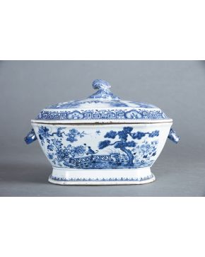 503-Sopera con tapa en porcelana china. Compañía de Indias. s. XVIII. Decoración en blanco y azul de paisajes.