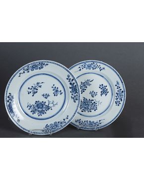 490-Pareja de platos en porcelana china. Compañía de Indias. s. XIX.