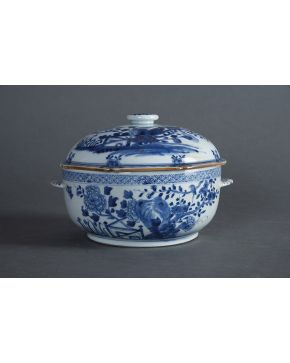527-Sopera con tapa en porcelana china. Compañía de Indias. s. XVIII.
