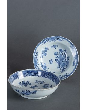 491-Fuente y plato en porcelana china. Compañía de Indias. s. XIX.