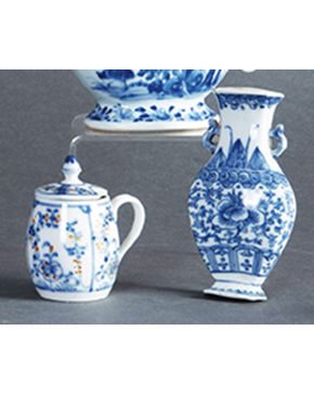 525-Lote de taza con tapa y violetero en porcelana china con decoración vegetal. s. XIX.