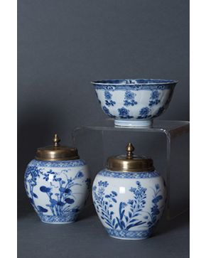 474-Lote de dos recipientes con tapa metálica y cuenco en porcelana china blanca y azul. s. XIX.