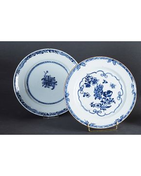 457-Pareja de platos en porcelana china. Compañía de Indias. s. XIX.