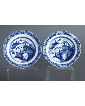 468-Pareja de platos en porcelana china. Compañía de Indias. s. XIX.
