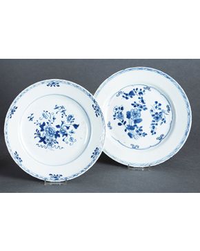 458-Pareja de platos en porcelana china. Compañía de Indias. s. XIX.
