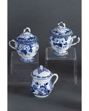 509-Lote de tres recipientes con tapa y decoración blanca y azul. uno en porcelana inglesa de Cauldon y pareja en loza centroeuropea. c. 1900.