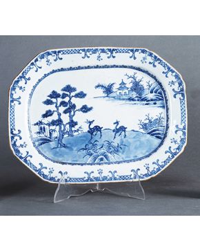 523-Gran fuente ochavada porcelana china. Compañía de Indias. s. XVIII.