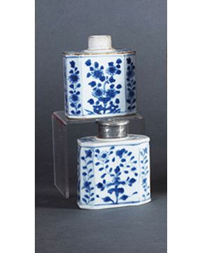 522-Pareja de frascos. uno de ellos con tapa en plata en porcelana china. Compañía de Indias. s. XVIII.