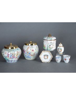 404-Lote en porcelana estilo oriental formado por recipiente con tapa y montura metálica. tiborcito con plato. taza y vaso. 2ª mitad s. XIX.
