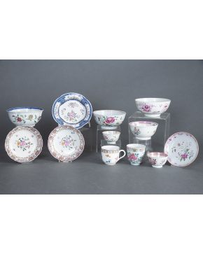 449-Variado lote en porcelana esmaltada de diferentes procedencias. Decoración floral.