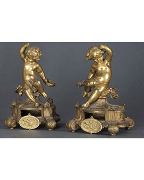 748-Pareja de putti en bronce dorado sobre peana con patas de volutas y medallón central con antorchas. Francia. s. XIX.