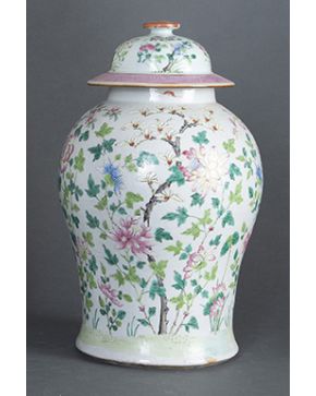401-Jarrón con tapa en porcelana china. Familia Rosa. Primeros s. XX. Decoración de flores y ramas.